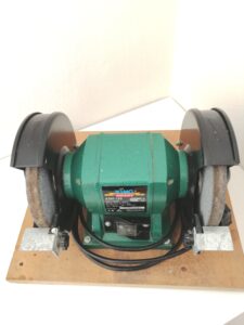 King Craft Schleifbock KSM-150 auf Holzbrett zum Festklemmen